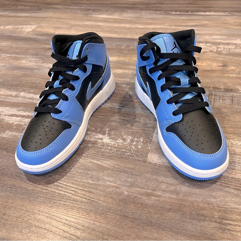 NWOT Nike Air Jordan 1 Mid GS size 3.5y